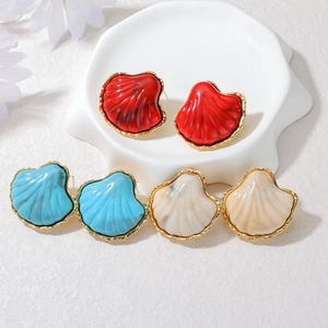 Shell-shaped 18k gold plated stainless steel stud earrings in red blue and beige colors