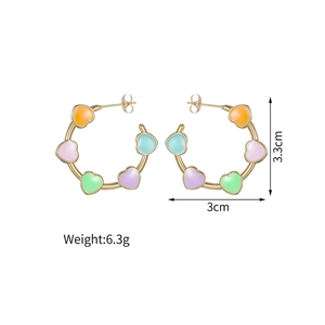 Dettaglio orecchini a cerchio dorati da 3,3 cm con cuori in smalto colorato e misure