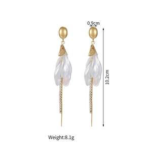 Détail des boucles d'oreilles pompons or 18 carats avec pétales blancs, 10,2x0,9cm