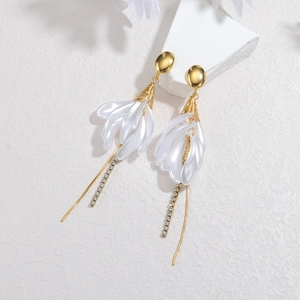 Boucles d'oreilles pompons dorés avec pétales nacrés et chaînes en diamants