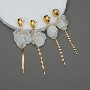 Boucles d'Oreilles Pendantes Longues à Gland en Acier Inoxydable avec Pétales de Fleurs pour Femmes Boucles d'Oreilles Hypoallergéniques de Couleur Or pour Fête Banquet Mariage Bijoux