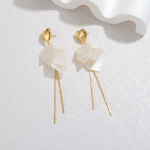 Boucles d'oreilles cœur vintage dorées avec carrés blancs et longs glands à chaîne