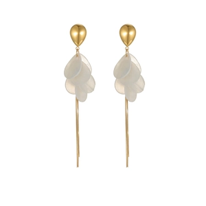 Boucles d'oreilles pendantes vintage dorées avec pétales de nacre et pompons longs