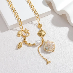 Collana boho con frange di conchiglie e stelle marine in oro 18k con perla barocca