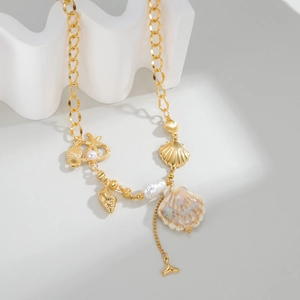 Collana oceano dorata con ciondoli a conchiglia, stelle marine e perle eleganti
