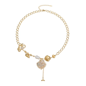 Collana dorata con conchiglie, stella marina, perla e ciondolo a coda di pesce su bianco