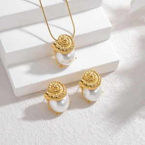 Ensemble élégant de bijoux en coquillage doré et perle blanche avec collier et boucles