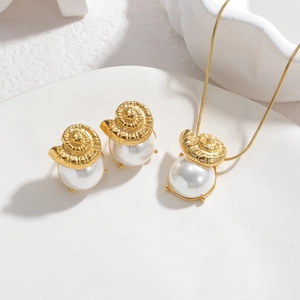Parure bijoux collier et boucles d'oreilles en perles de coquillage doré en acier