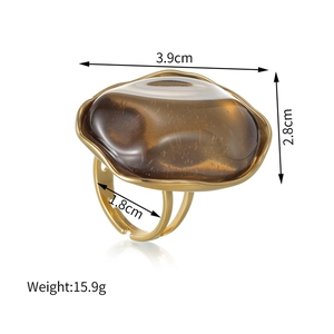 Detailansicht des großen Vintage-Oval-Resin-Rings mit Maßen und goldbeschichtetem Rahmen