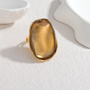 Retro Ring mit unregelmäßigem ovalem Bernstein und goldenem Edelstahlband im Minimal-Stil