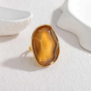 Künstlerischer Goldring mit einem übergroßen bernsteinfarbenen Harzstein in modernem Design