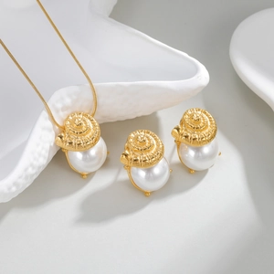 Ensemble bijoux coquillage et perles plaqué or 18K avec collier et boucles d'oreilles
