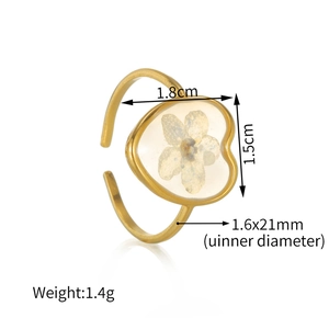 Detailed view of heart-shaped ring with dried flowers and precise measurements