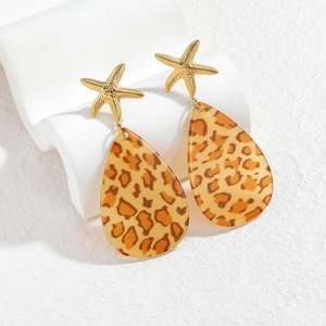 Boucles d'oreilles étoile de mer dorées avec grands pendentifs gouttes motif léopard