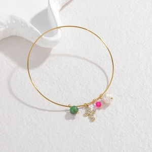 Armreif mit 18K Goldbeschichtung, Kreuzanhänger, grüner Perle und Barockperle für Damen