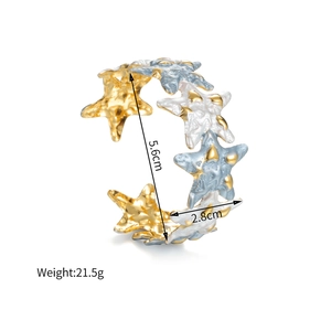 Starfish cuff bracelet in two-tone stainless steel with 5.6cm diameter and relief texture