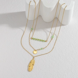 Collana boho multistrato dorata con perline verdi e un ciondolo a piuma dettagliato