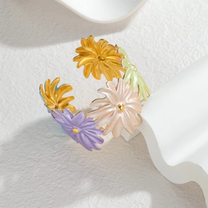 Bracciale rigido aperto con margherita bohémien in acciaio inossidabile dorato e petali