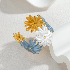 Bracciale rigido boho in acciaio dorato con margherite in smalto blu e bianco