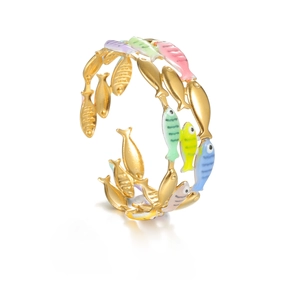 Vergoldetes offenes Armband mit bunten Emaille-Fischen im geometrischen Etagen-Design