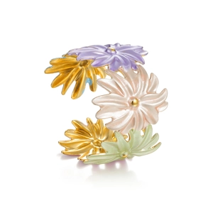 Bracciale rigido boho in acciaio dorato con fiori di margherita in smalto colorato