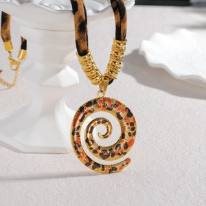 Boho-Halskette mit Leopardenmuster-Spiralanhänger und goldfarbenen Metallakzenten