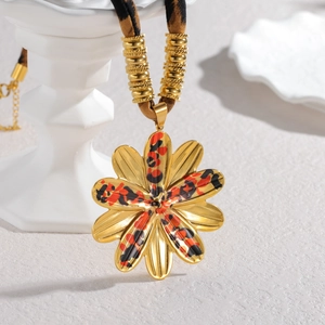 Vintage-Halskette mit Blumenanhänger im Leopardenmuster und goldenen Metallelementen