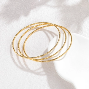 Driedelige set van 2 mm dunne vergulde roestvrijstalen armbanden met diamantgeslepen textuur
