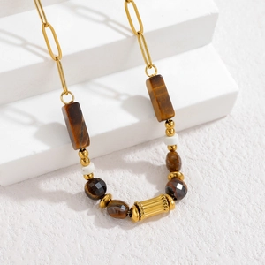 Collier bohème vintage avec pendentif cylindrique marron et chaîne dorée à maillons