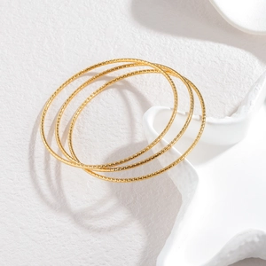 Set van drie 2mm goud vergulde roestvrijstalen armbanden met verfijnde diamant-textuur