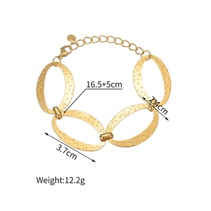 Detail view of gold stainless steel hammered chain bracelet with 3.7x2.4cm oval links