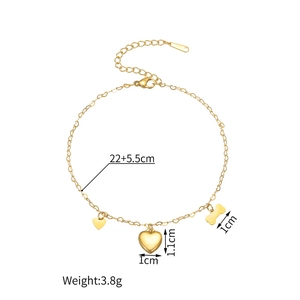 Detail von 18k Gold Herz und Knochen Anhängern an Edelstahl-Fußkette mit Maßen