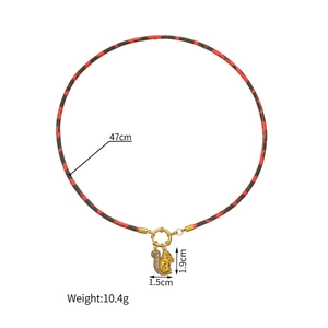 Détail du pendentif écureuil doré avec cordon léopard et spécifications de 47 cm