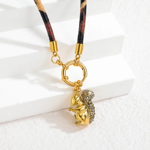 Collier avec pendentif écureuil doré, cordon léopard et strass brillants