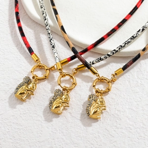 Colliers avec pendentif écureuil en or 18 carats et cordons tressés au design élégant