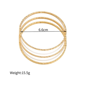 Set van vier 2mm goudkleurige roestvrijstalen armbanden met hamerslagmotief en 6,6cm diameter