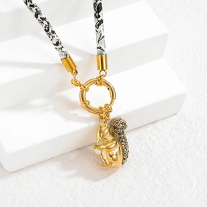 Collier écureuil doré serti de pierres noires sur cordon à motif marbré élégant