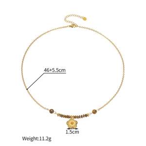 Detail of flower pendant necklace with dimensions 46+5.5cm chain and 11.2g weight