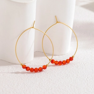 Boucles d'oreilles créoles minimalistes en acier doré 18k avec perles rouges élégantes