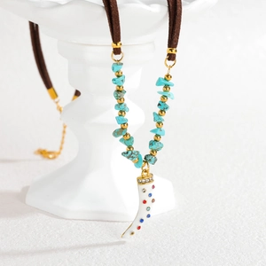 Collier bohème en daim avec perles turquoise et pendentif en corne ivoire style tournesol
