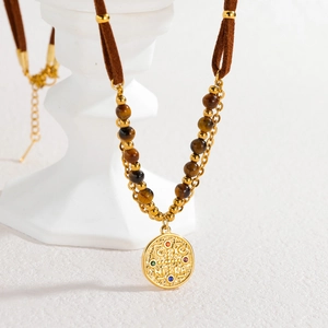 Collier rétro en acier titane avec corde en velours marron et pendentif embossé