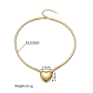 Tableau des tailles détaillé du collier à pendentif cœur doré avec dimensions et poids