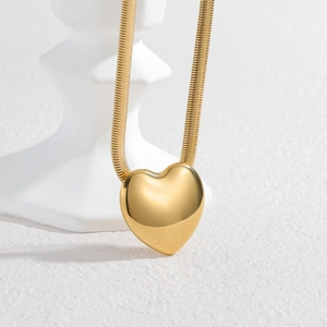 Collier avec pendentif cœur en or 18 carats sur chaîne serpent au style minimaliste