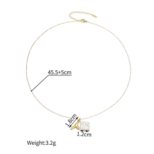 Détail du collier en or 18 carats avec pendentif queue de baleine et breloque carrée