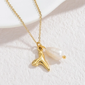 Collier raffiné plaqué or 18 carats avec pendentif queue de poisson et perle baroque sur socle
