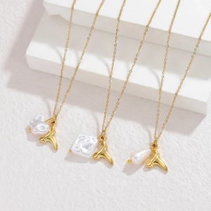 Trois colliers minimalistes en acier inoxydable plaqué or 18k avec perle et queue de baleine