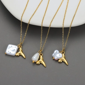 Collier Pendentif Queue De Baleine En Acier Inoxydable Plaqué Or 18K Avec Künstliche Perle Baroque Bijoux Femme