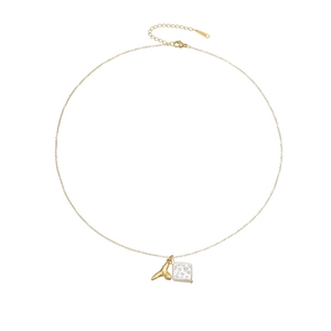 Long collier en acier inoxydable doré avec pendentif queue de poisson et perle baroque