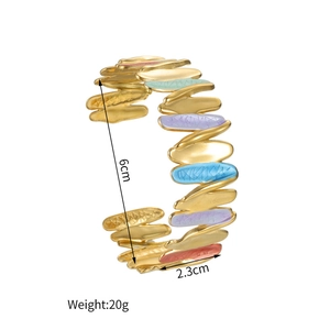 Détail du bracelet vague plaqué or 18 carats coloré avec dimensions et mesures précises