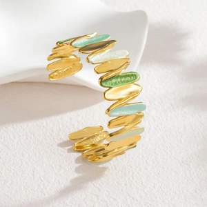 Bracelet jonc ouvert géométrique plaqué or 18k avec émail vert superposé et texture craquelée